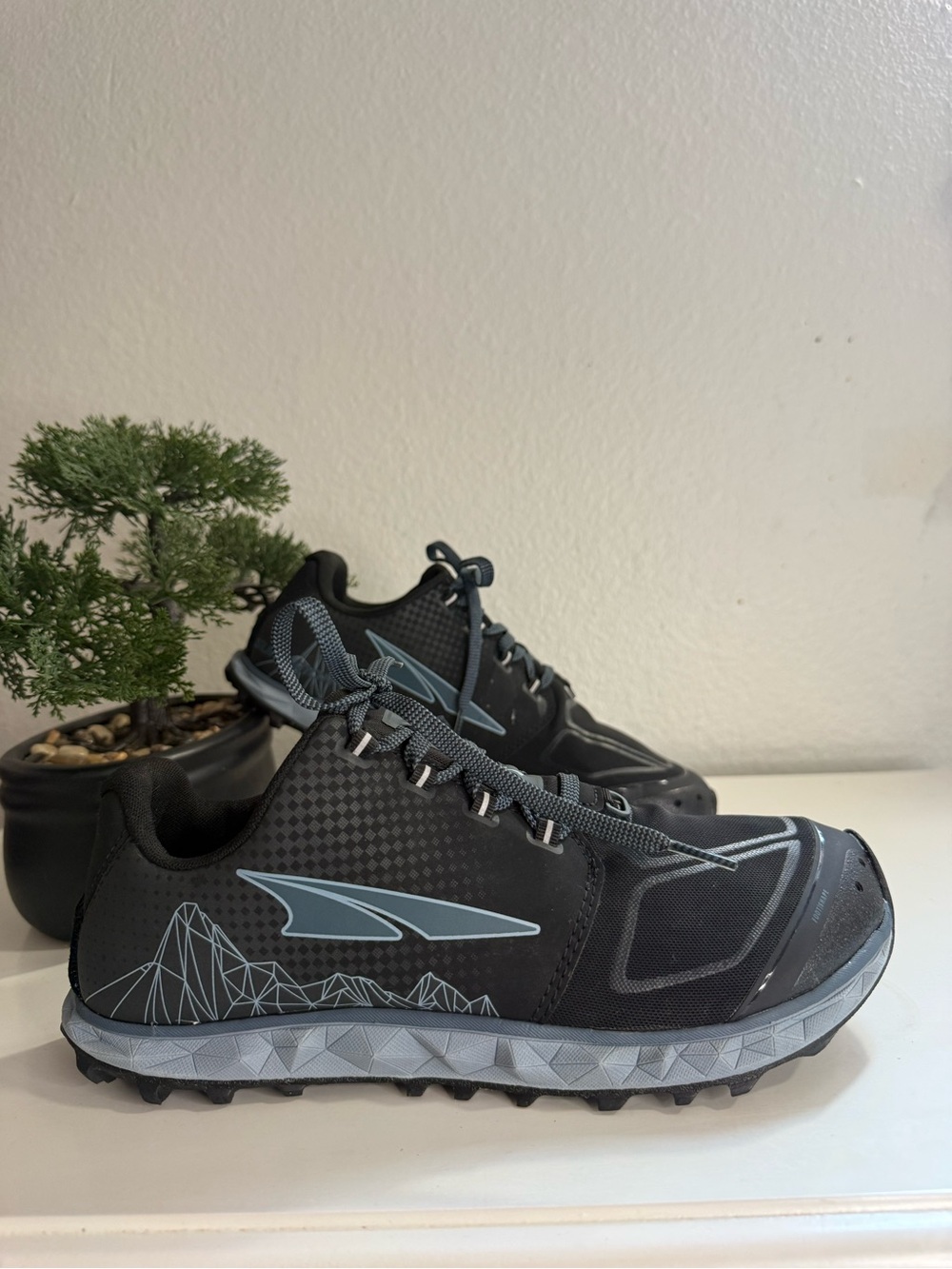 Altra superior 4.0 women size 9.5 Black and Gray Trail Running Shoes